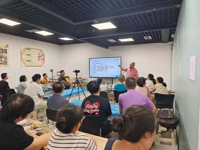 嶸領(lǐng)教育特邀骨科專家熊老師，親授拔罐艾灸實(shí)操考試要點(diǎn)